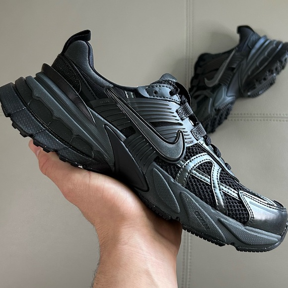 Nike Shoes - WMNS SIZING NIKE V2K RUN BLACK ANTHRACITE